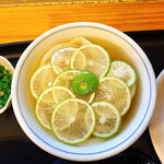 ふる里うどん  - へべすうどん
      キレイすぎます(*´∇｀*)