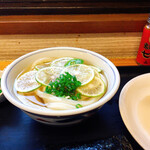 ふる里うどん  - 別皿の薬味のネギ
      のせました(*´ω`人)