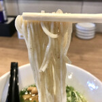 ラーメン酒場 天狗 - 食べやすいツルツルストレート麺。
わりと少なめかな？