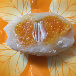 一心堂 阪急うめだ本店 - 「みかん大福」断面
                                薄皮ごと食べられます！