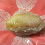 一心堂 阪急うめだ本店 - 「桃大福」
                                瑞々し過ぎて上手くカットできなかった（汗）