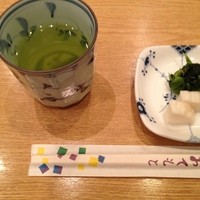 新宿割烹 中嶋 - お茶とお新香がでました。