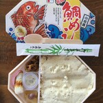 駅弁屋 和 - 鯛おぼろ・茶飯・ゆず大根漬け・梅干・わさび漬け・あさり佃煮・蒲鉾・ちくわ、が入っています。