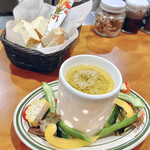 ヴィネリア グーフォ - お通し　500円
      バーニャカウダ＆パン