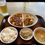 紅虎餃子房 - よくばりコンビセット(油淋鶏、四川麻婆豆腐)、ビールジョッキ