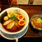 らーめん 鶏喰 - 特製 鶏の醤油らー麺 & ピリ辛 鶏そぼろご飯