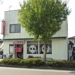 宝来亭 - 店舗両サイドが駐車場です