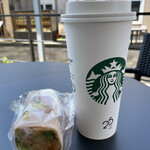 スターバックス・コーヒー - アイスコーヒー＆10種の野菜と5種のビーンズサラダラップ