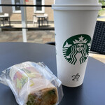 スターバックス・コーヒー - アイスコーヒー＆10種の野菜と5種のビーンズサラダラップ