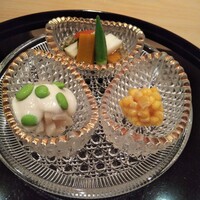 まき村 - お野菜料理盛り合わせ。野菜の酢の物、芋茎の胡麻ソース、玉蜀黍手鞠揚げ。どれも美味だが なかでも玉蜀黍手鞠揚げは格別の旨さ。これが食べたくて７月に予約したんです❗️