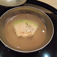 まき村 - ホタテしんじょの椀。しんじょにはホタテだけでなく数時間煮て味を含ませたフカヒレも入ってます。出汁は以前と比較して かなり強め。おそらくフカヒレに負けぬよに…なんでしょうが、個人的には以前の出汁のが好き