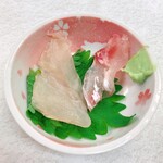ゆたか食堂 - 鯛刺しと昆布〆味比べをお心遣いで味見
