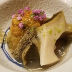 道人 - ②煮黒鮑(山口県産)、焼き久世茄子(京都府久世産)&赤雲丹(京都府京丹後産)のタルタル
      黒鮑の産卵期は秋～冬、旬は初夏～夏
      弾力のある歯応え推測だと蒸し時間は4時間位でしょうか
      強い旨みが押し寄せます