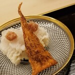 道人 - ⑥鱧(兵庫県淡路島産)の湯引き、梅肉生姜載せ、炙り半生バチコ(産地聞き忘れ)
      海鼠の産卵期は春～初秋、旬は冬
      軟らかくて臭み無く、旨みが増し、微かな苦みが日本酒を誘います