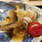 道人 - ⑧炭火炙り鳥貝(京都府宮津産)、玉葱&黄韮ポン酢掛け、キャロルセブン
      雌雄同体、産卵期は春と秋、旬も春と秋、寿命1年
      炭火で炙った鳥貝は加熱で旨みが増し、潮の香りをまといつつ噛むほど甘みと旨みが溢れる