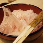 道人 - ⑮削り立て花鰹(本枯れ節)
      花鰹は削りたてを提供され、香りが良く味わいも素晴らしい
      お伺いしませんでしたが枕崎の本枯れ節かなと感じました