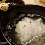 道人 - ③アコウ(兵庫県明石産)と葛素麺(奈良県産)のすまし仕立てのお椀
      すまし仕立てで出汁の味わい薄め、キレのある昆布の旨みはお休み
      アコウは火入れで旨みが増し葛素麺は外はブルンとしつつ中は芯のある食感