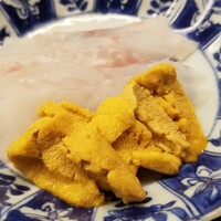道人 - ⑤赤雲丹(兵庫県淡路島由良産)
                    産卵期は初秋～晩秋、旬は初夏～晩夏
                    透明感のある上品な甘みが特徴ですが、淡路島の赤雲丹は特にその傾向が明確
                    最初は舌の上に5秒ホールドして、ウンウンと頷きつつ堪能