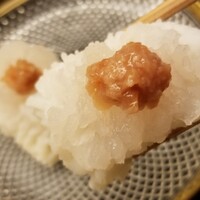 道人 - ⑥鱧(兵庫県淡路島産)の湯引き、梅肉生姜載せ
                      産卵期は春~初秋、旬は初夏~夏
                      雌は赤銅色、雄は黄青色、雌>雄で雌がウマい
                      500g~700gが特上とされ、骨切りもし易く上品であっさりな味わい