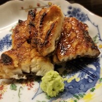 道人 - ⑨炭火焼き海鰻(有明海産)
                    鰻の産卵期は初夏～晩秋、マリアナ海嶺付近で産卵、旬は秋～晩秋
                    海鰻は脂がのり濃厚な脂の旨みが拡がるのですが、他でも頂きましたが今年の有明海産は野暮ったい印象