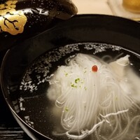 道人 - ③アコウ(兵庫県明石産)と葛素麺(奈良県産)のすまし仕立てのお椀
                    すまし仕立てで出汁の味わい薄め、キレのある昆布の旨みはお休み
                    アコウは火入れで旨みが増し葛素麺は外はブルンとしつつ中は芯のある食感