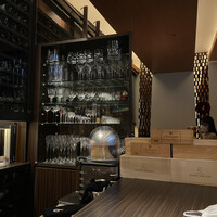 レストラン ラ フィネス - 最初はカウンターで。素敵なグラスがいっぱい！