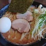 ら～めん のとやま - ラーメンV(豚骨醤油とナッツのスープ 大盛)。