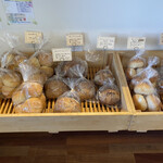 国産小麦と天然酵母パン くすもとベーカリー - 店内