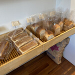 国産小麦と天然酵母パン くすもとベーカリー - 店内