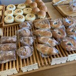 国産小麦と天然酵母パン くすもとベーカリー - 店内