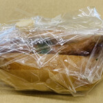 国産小麦と天然酵母パン くすもとベーカリー - 「ドックパン（チョリソーソーセージ）」190円税抜き