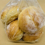 国産小麦と天然酵母パン くすもとベーカリー - 「ふんわり丸パン5個入り」350円税抜き