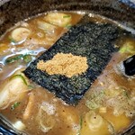 隆勝 - つけそばのスープ。ゴロッとチャーシュー、玉ねぎが入ってるのが特徴です。