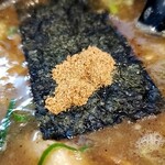 隆勝 - スープは海苔が沈まないくらい粘度が高い。