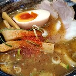 隆勝 - スープに具を入れて、一味をちょちょっと追加。