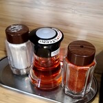 隆勝 - 卓上は胡椒、辣油、一味。