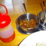 狭山カレー工房 りとるほっと。 - 辛味オイル、福神漬け、らっきょう