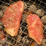 焼肉じゅらく苑 - 和牛カルビ　焼いてます。