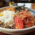 安曇野 - 冷やし辛味大根蕎麦を手前から見る、鰹節の香り良しです♪