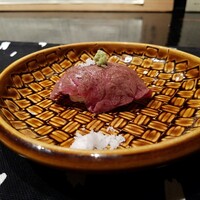 御二九と八さい はちべー - 今日の握りは「サガリ」との事。とろけます。脂が強いのを酢飯が中和。（通常2カンを1カンにしていただきました）