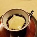 道人 - 呉豆腐　波照間の黒糖で作った黒蜜はスッキリ切れが良く、つい飲み干してしまいました。