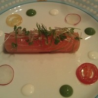 モナリザ 恵比寿店 - スモークサーモンのロール サラダ仕立て フロマージュブラン・ソース
