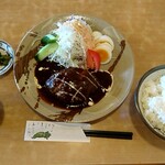 Hinago - ハンバーグ(950円)  ごはんと赤だしが付く定食スタイル