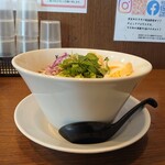 Ramen Kadokura - 横から