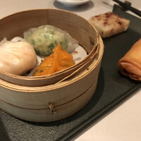 中国飯店 富麗華 - 点心5種。蒸籠の蒸し餃子、大根餅、春巻。