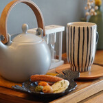 ウケるアトリエカフェ - 黒豆茶とお菓子のサービス