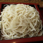 松栄庵 - 蕎麦のアップ。白い、コシ強い。