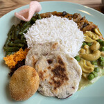 RAINFOREST - ロティにも野菜が入ってる、紫玉ねぎかな、入ってました