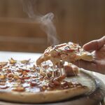 ジ サッカ カフェ - ベーコン＆ソーセージのピザ