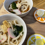 武蔵野うどん 五六 - お子様うどん。奥が冷たいうどん、手前が温かいうどん。汁の色が違いまーす